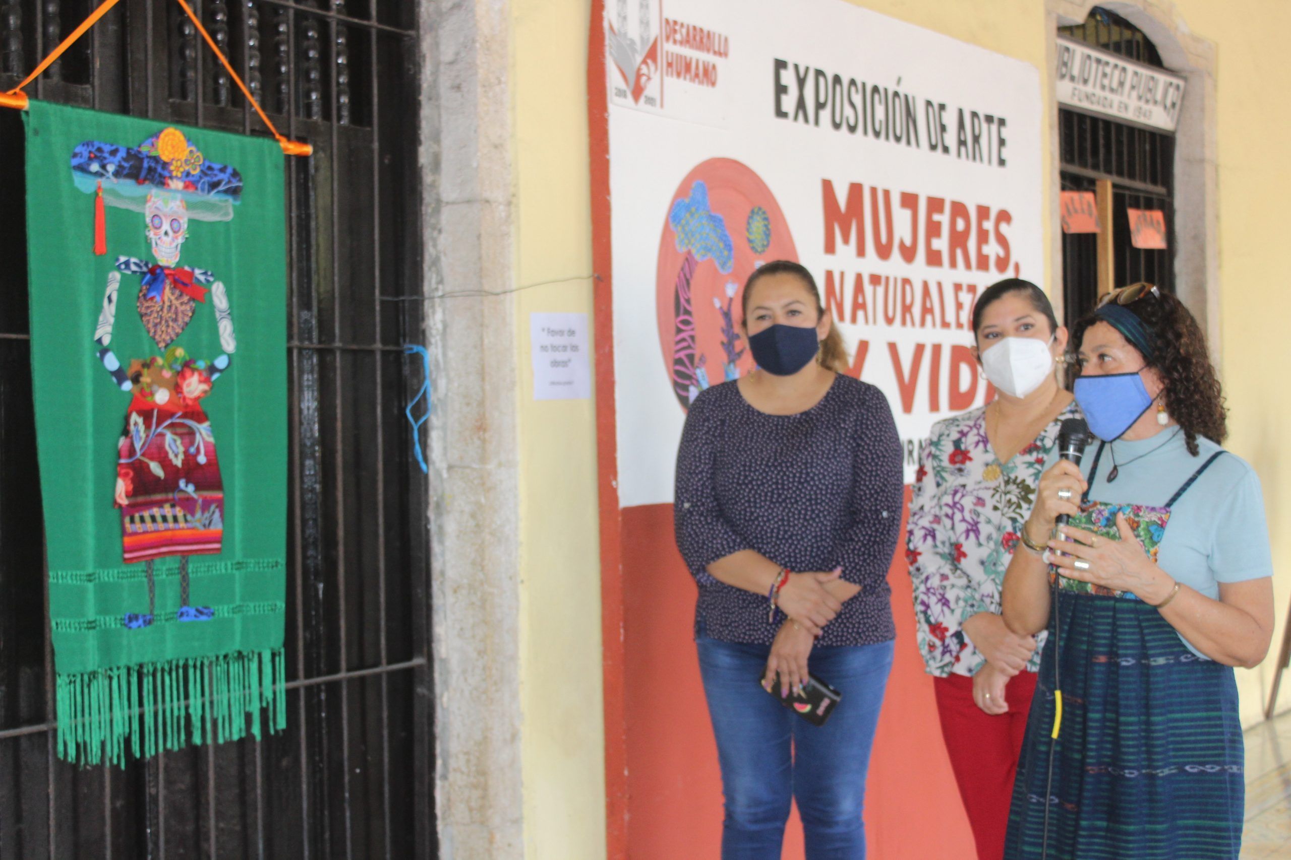 Exposición de obras de arte maravilla a locales y turistas, estará hasta mañana en los corredores de la Casa de la Cultura