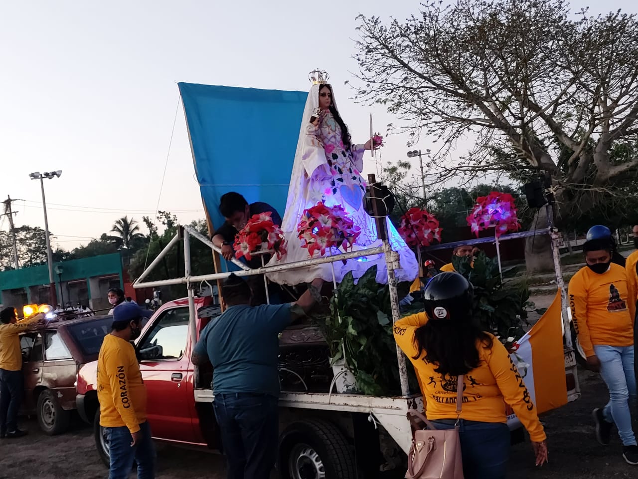La tradición no fue posible este año, pero su fe los movió a hacer algo para no olvidar su promesa