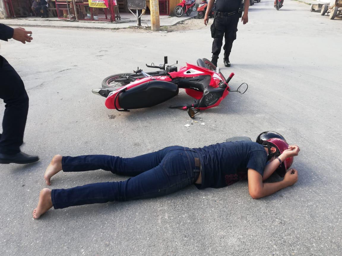 Derrapa sobre el pavimento cuando iba a bordo de su motocicleta
