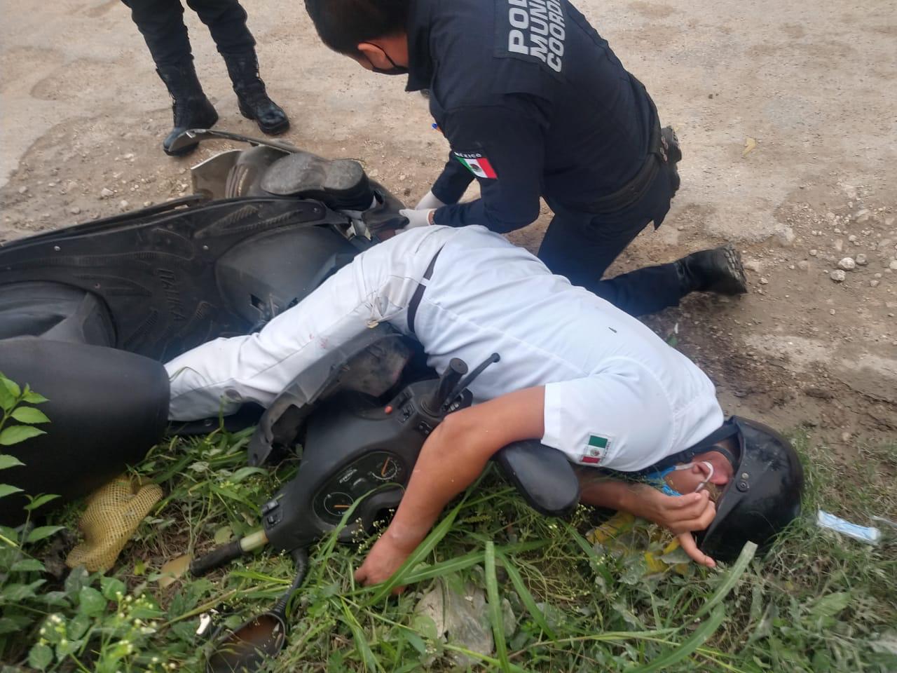 Percance mañanero en Valladolid; motociclista en estado inconveniente se estampó en un poste de la CFE