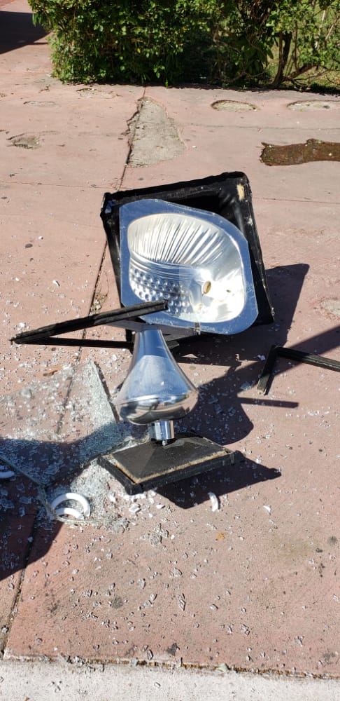 No le dijeron «aguas» y derribó un poste