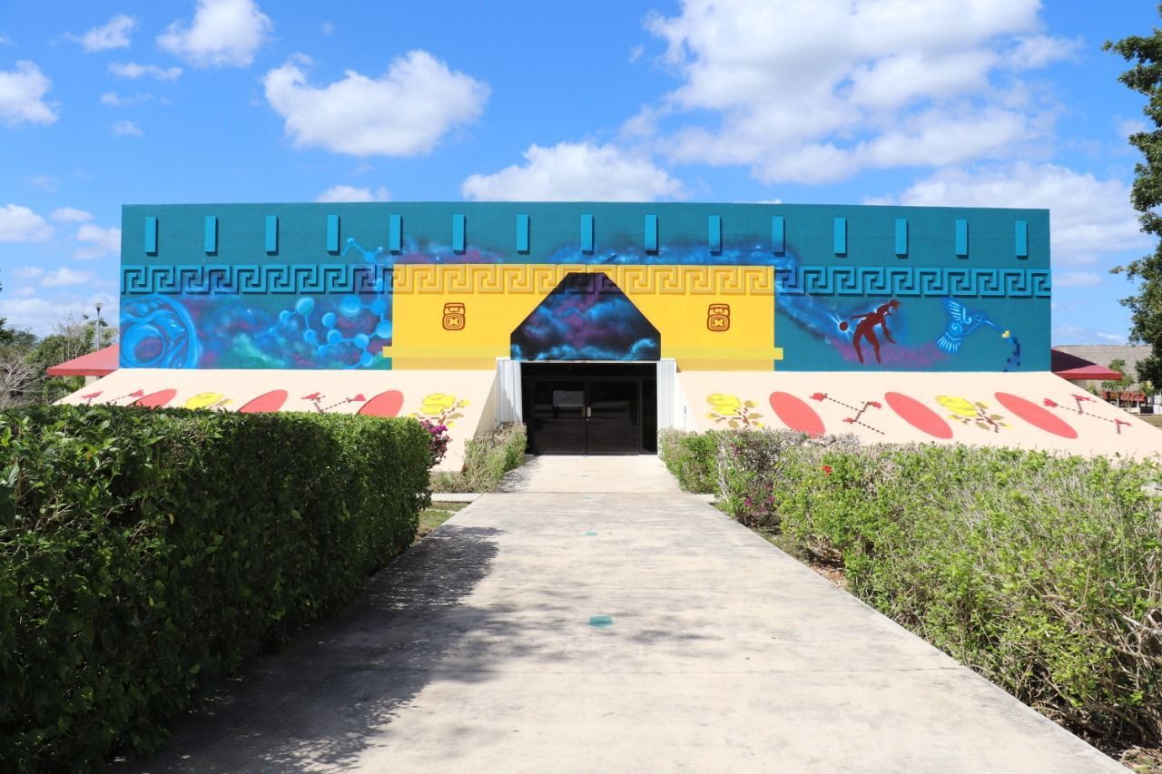 Auténtica obra de arte que representa la esencia de las raíces mayas, engalana y da nueva imagen a la UNO