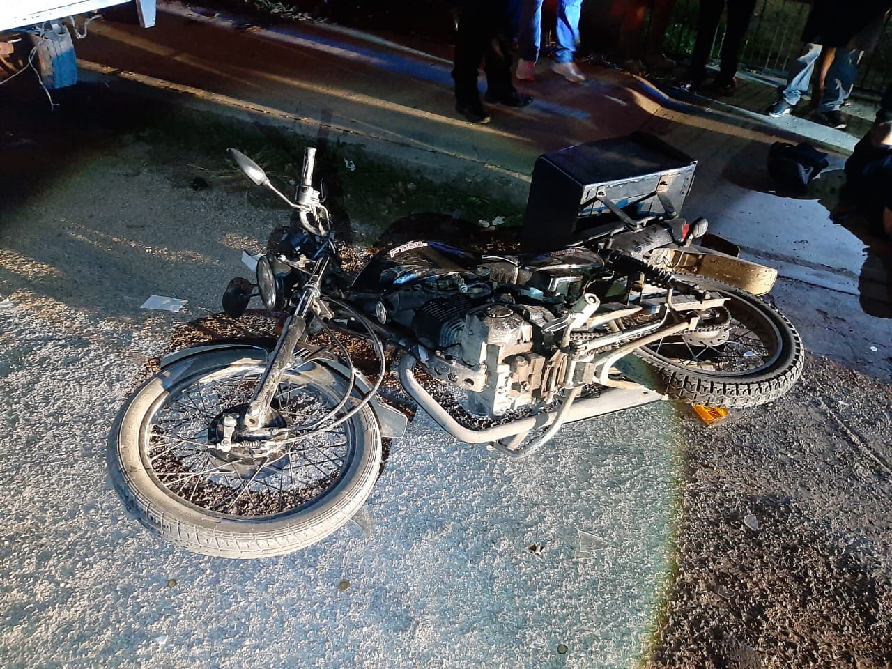 Choque frontal, responsable se da a la fuga y deja abandonada a su víctima en el pavimento