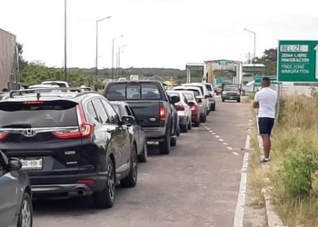 Kilométrica fila de inconscientes se exponen a contagios por COVID-19 tras apertura de la Zona Libre