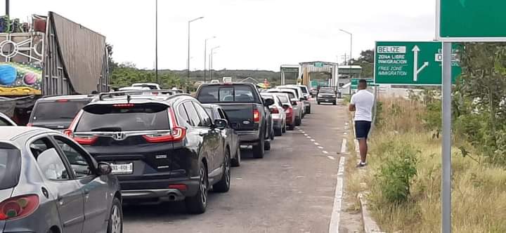 Kilométrica fila de inconscientes se exponen a contagios por COVID-19 tras apertura de la Zona Libre
