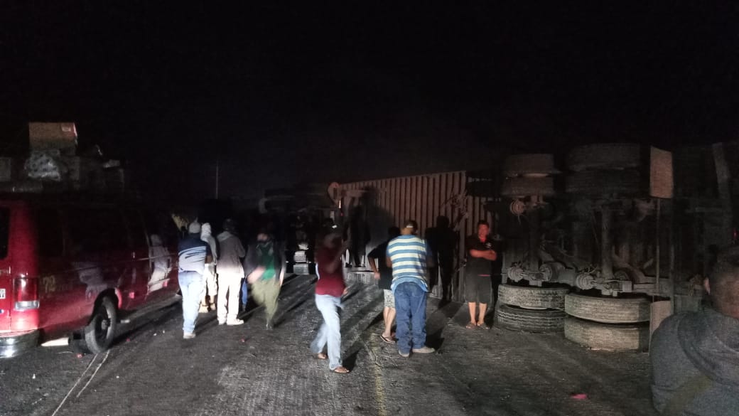 Automovilistas se quedaron varados por más de seis horas en el tramo carretero Felipe Carrillo Puerto-Tulum