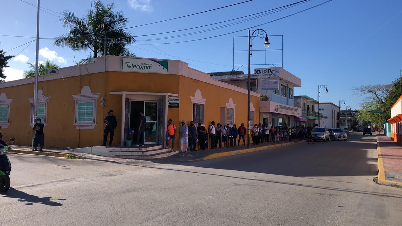 Por segundo día consecutivo decenas de personas se amontonaron en la única sucursal de Telecomm