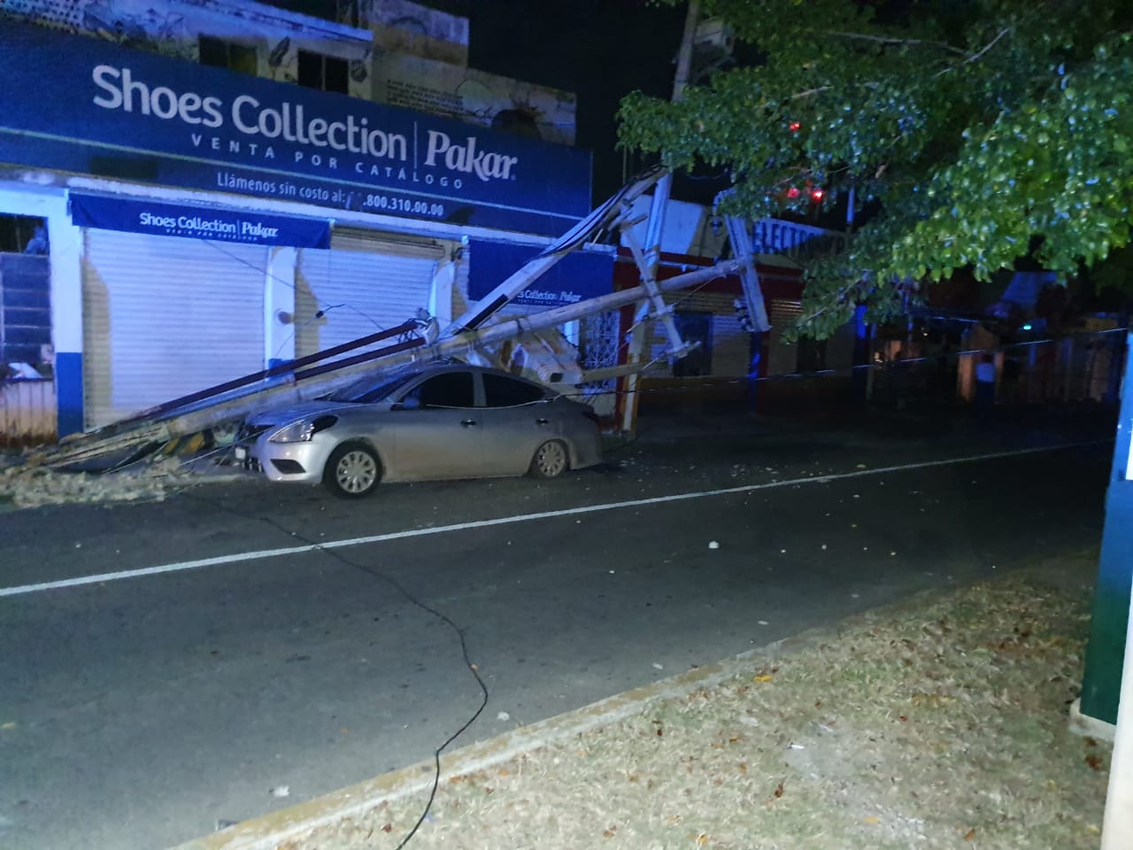 Tráiler causa daños por más de medio millón de pesos en Chetumal