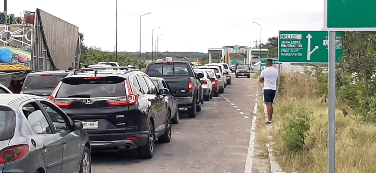 Largas filas para entrar a la zona libre