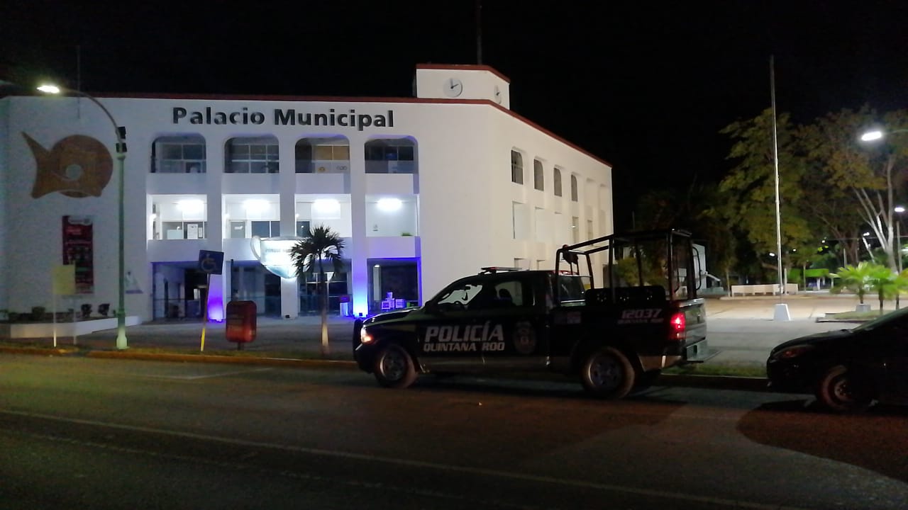 Sujetos armados golpean a policía ¡EN PALACIO MUNICIPAL!