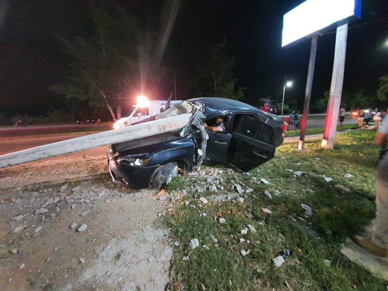 Funcionario SEDARPE, termina prensado al interior de su vehículo en Chetumal