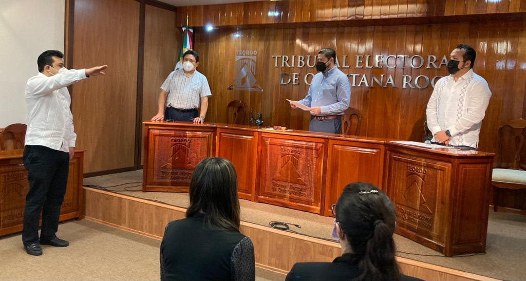 Ante integrantes del Pleno del TEQROO rinde protesta el Titular del Órgano Interno de Control