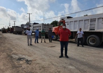 Volqueteros en Chetumal exigen pago de obras; les deben 80 mil pesos