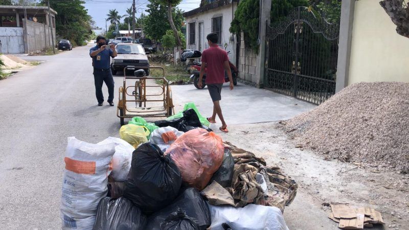 Habitantes de la colonia Francisco May de FCP colocan su basura a media calle