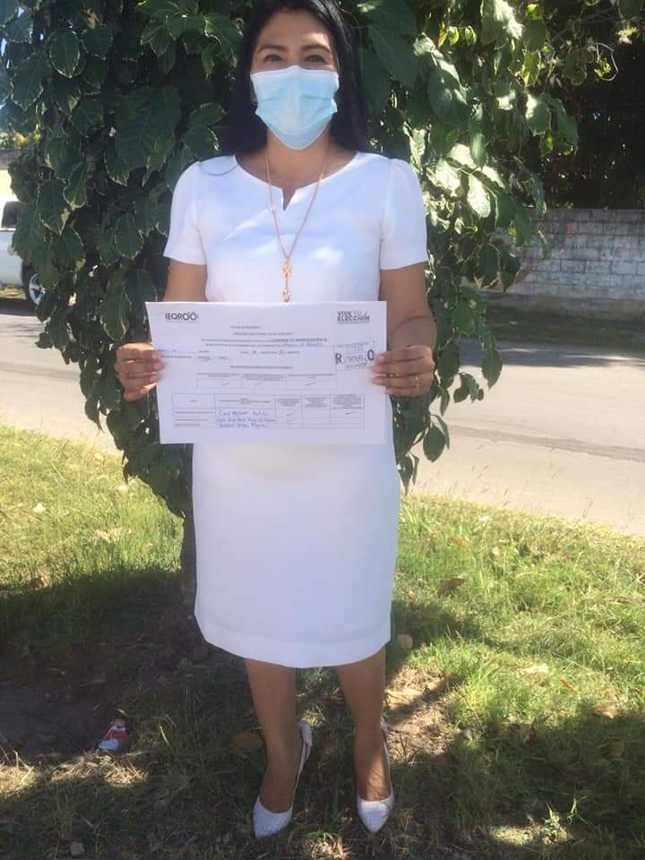 Entrega IEQROO a Rufina Cruz Martínez y Daniel Estrella Matos, constancia como candidatos independientes