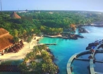 Consume incendio palapa en Parque Xcaret por caída de un rayo; no se reportan lesionados