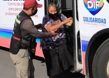 Ayuntamiento de Solidaridad asiste a adultos mayores en vacunación contra la COVID-19