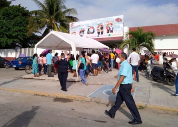 Hasta 10 horas formaron fila para ser vacunados contra la covid en Chetumal