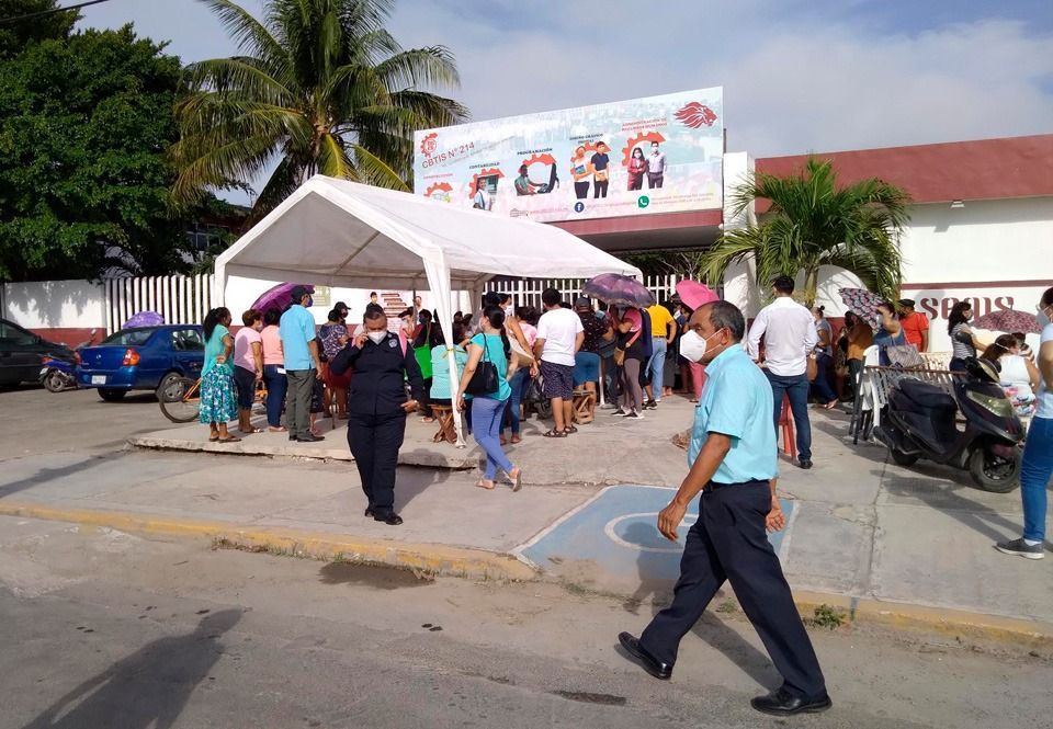 Hasta 10 horas formaron fila para ser vacunados contra la covid en Chetumal