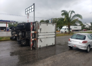 Volcadura de camión afecta la circulación en la carretera Cancún-Puerto Morelos
