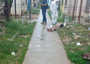 Asesinan a balazos a un hombre en corredor de fraccionamiento de Cancún