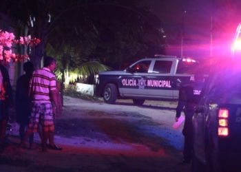 Balean a pareja de jóvenes de Cancún que cenaba en casa con la familia