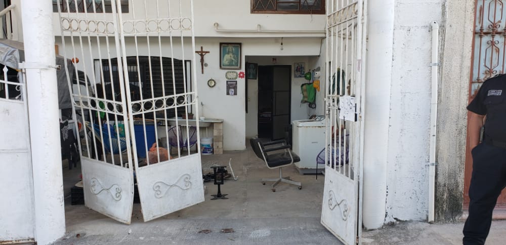 Pareció que ingresó a la fuerza con todo y vehículo en casa ajena
