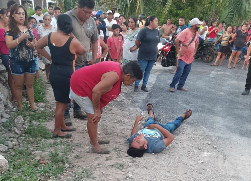 Se les olvida la situación pandémica; curiosos se arremolinan en un accidente registrado en Pixoy
