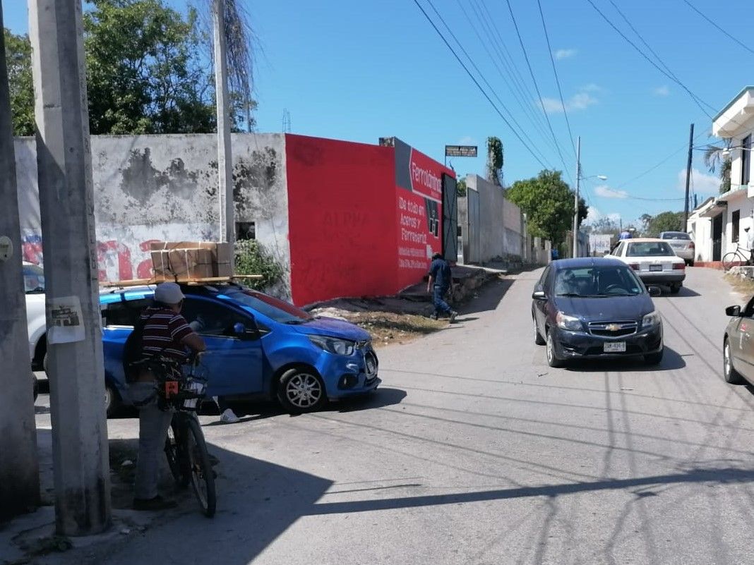 Chocan y se dan la mano, ambos visitantes