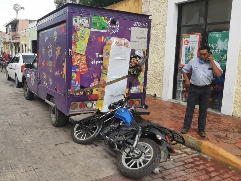 Lo chocan y luego se impacta contra una camioneta