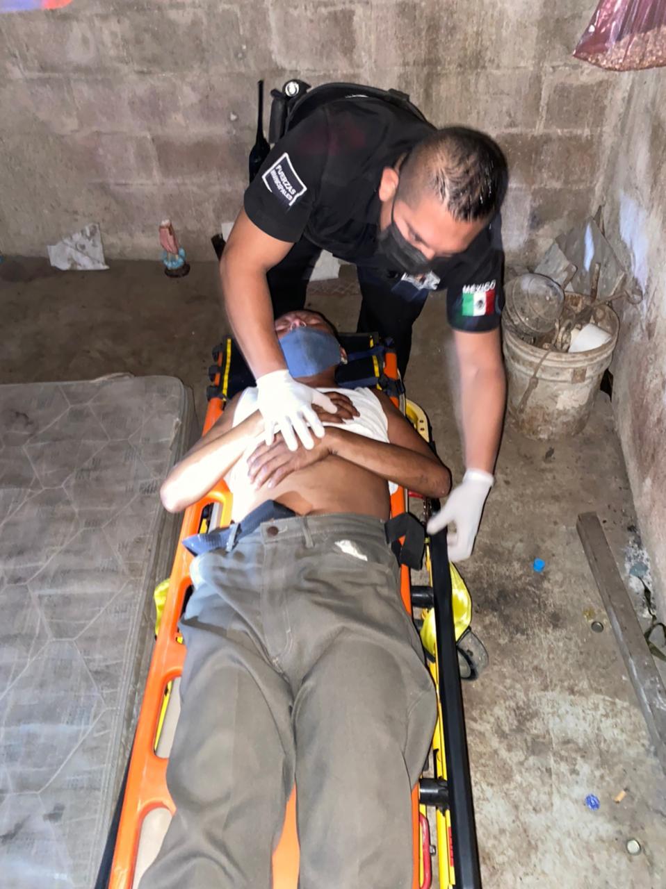 Cae desde el techo de su vivienda, termina en el Hospital