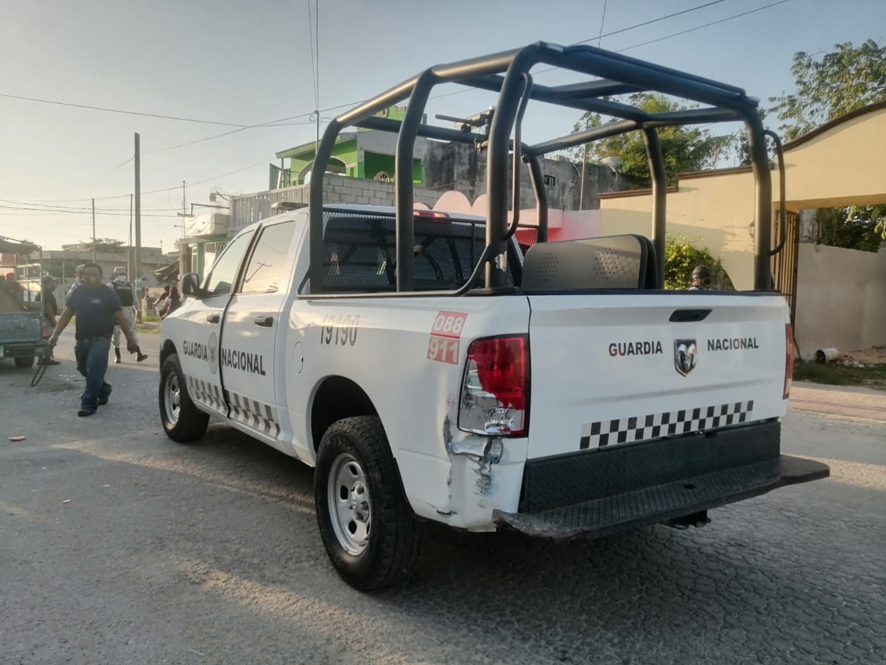 Camioneta de la Guardia Nacional choca