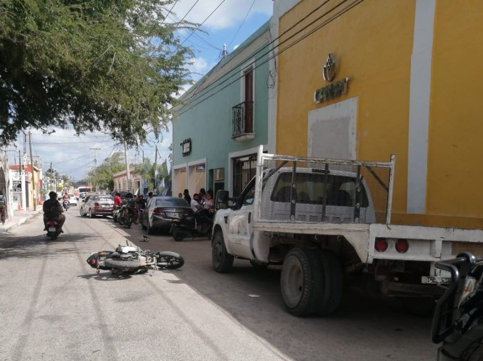 Motociclista se estampó en portezuela