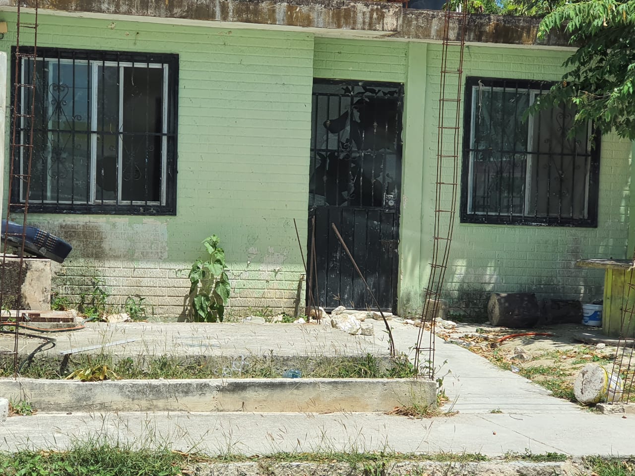 Más de 40 motorepartidores vandalizaron una vivienda en Chetumal
