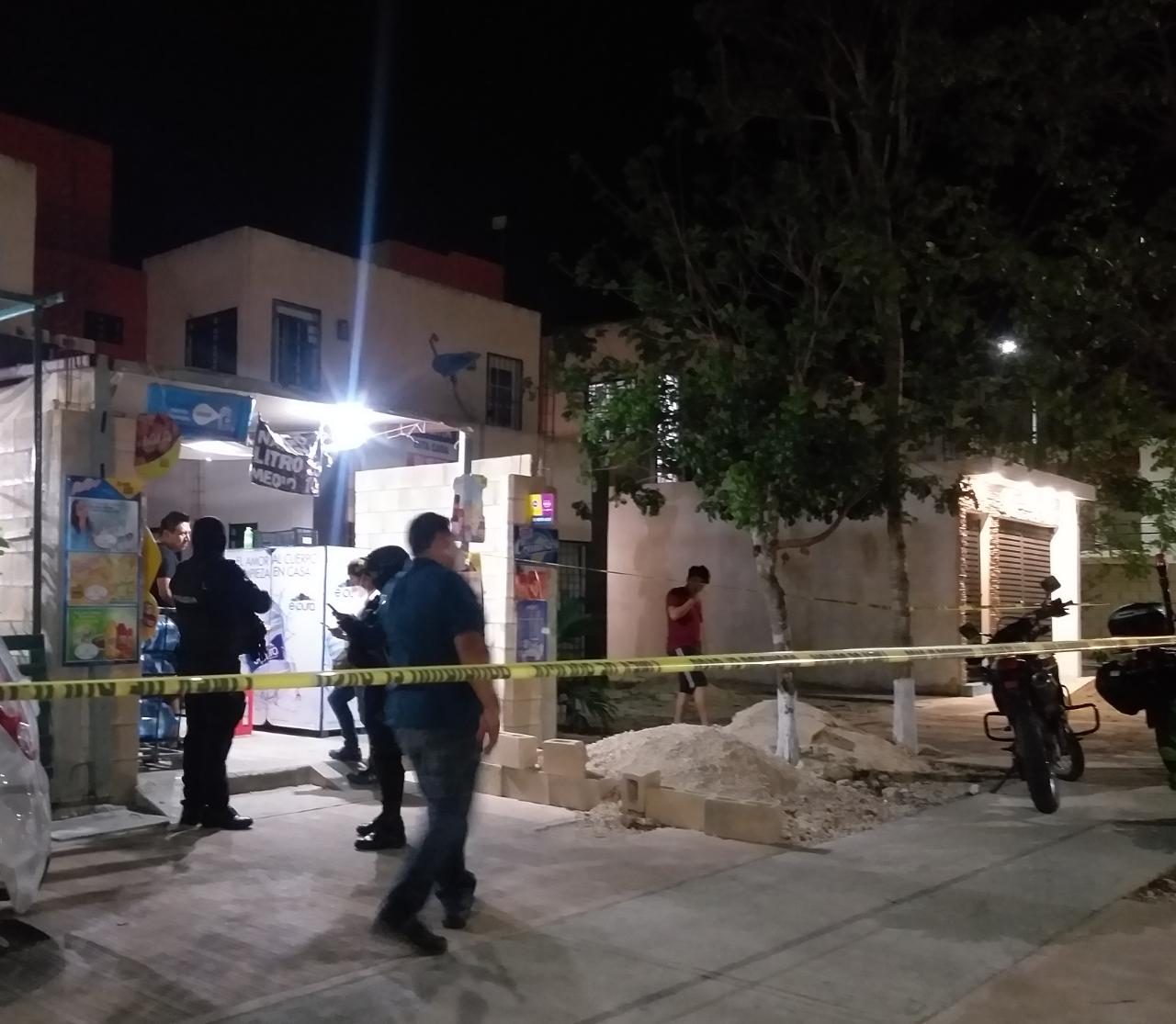 Balean a sujeto al salir de una tienda para quitarle su auto