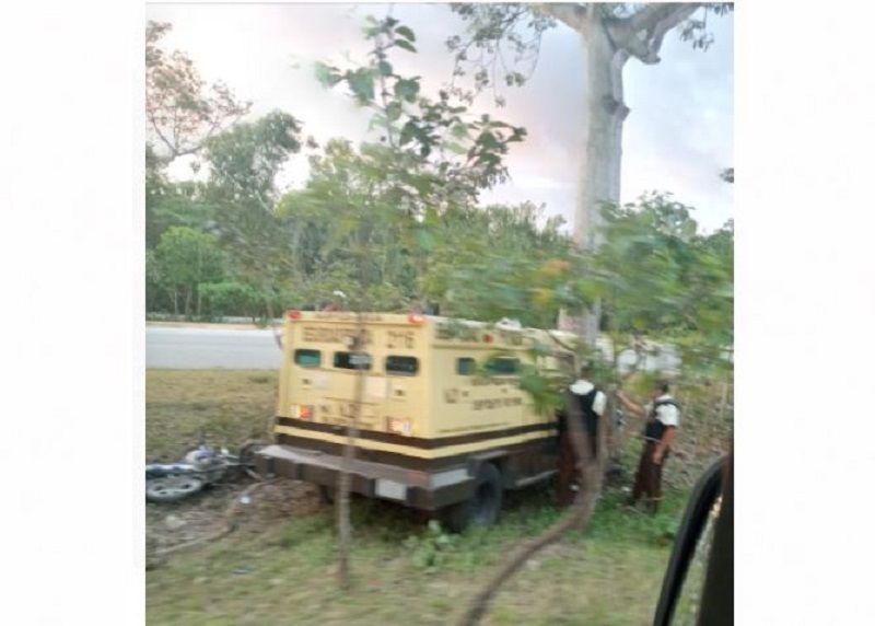 Camión de transporte de valores y motocicleta acaban fuera de la carretera en Playa del Carmen