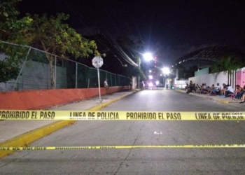 Hasta con 12 horas de anticipación se empiezan a formar para aplicación de vacunas COVID-19 en Cancún