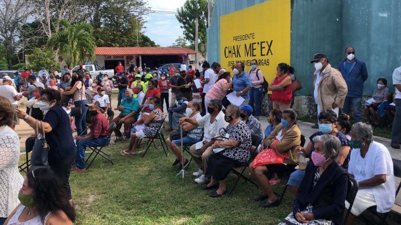 En completa desorganización inició la vacunación anti Covid-19
