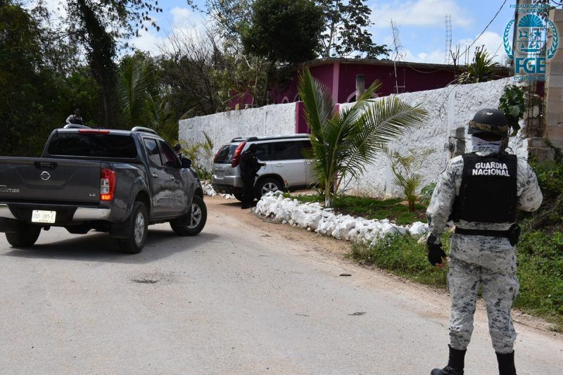Fiscalía detiene en Felipe Carrillo Puerto a tres personas con armas y droga