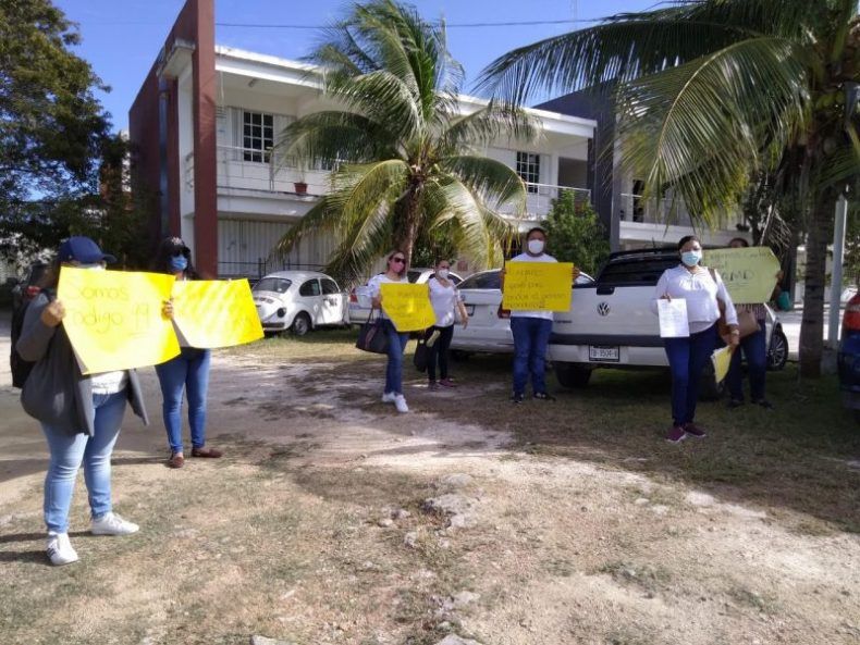 Exigen 150 maestros plazas de base en el sistema educativo