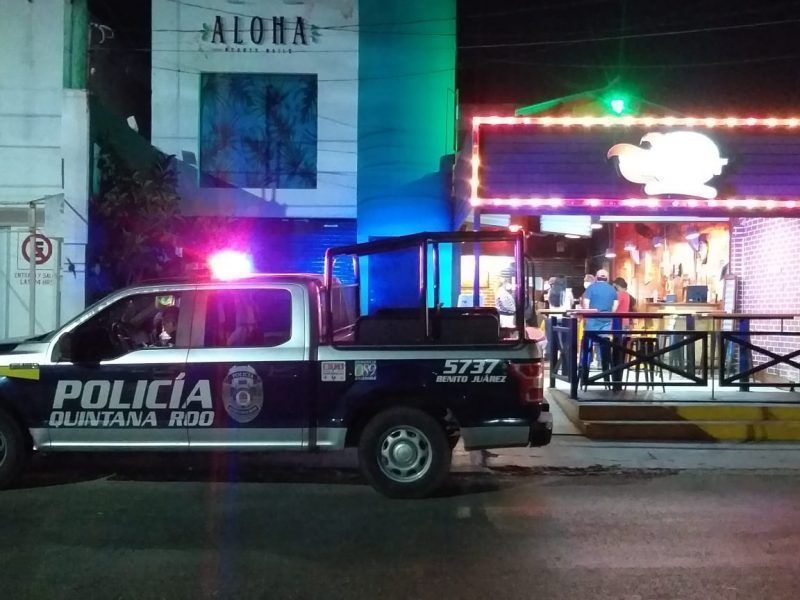 Golpean a mujer en asalto a restaurante de Cancún