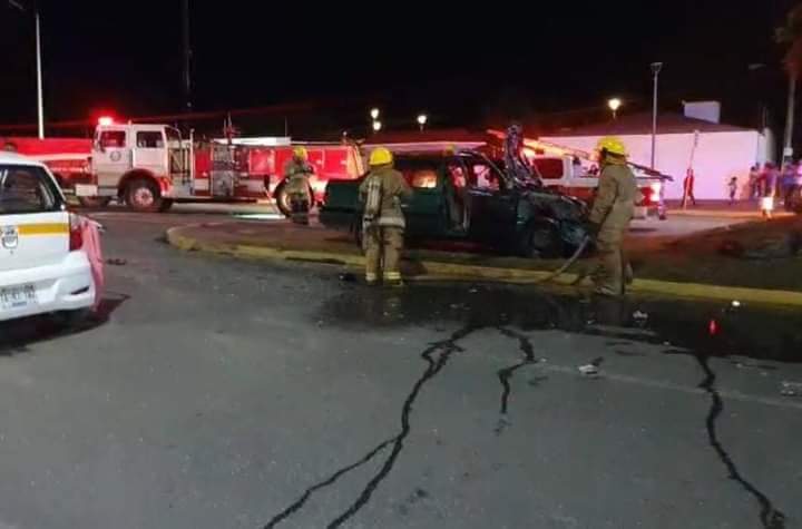 Se incendia vehículo en accidente en Chetumal