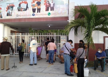 Adultos mayores llegan con anticipación a puestos de vacunación COVID-19