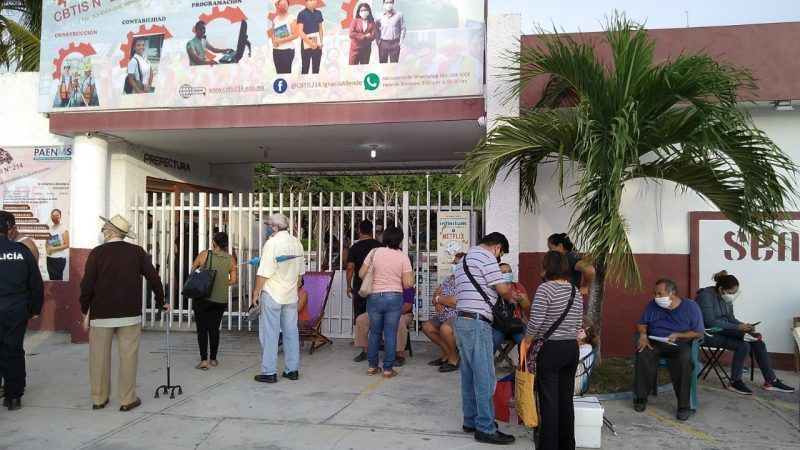 Adultos mayores llegan con anticipación a puestos de vacunación COVID-19