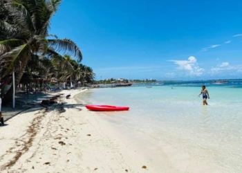 Mantiene activo a Mahahual la llegada de turistas nacionales