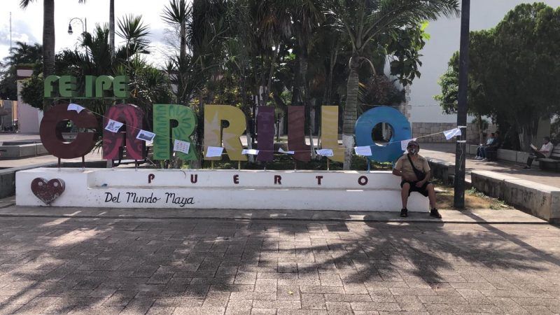 Una singular manifestación se registró la mañana en el parque principal de Felipe Carrillo Puerto