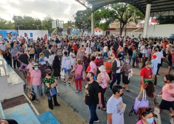 Adultos mayores en busca de vacuna, violan la sana distancia en Chetumal