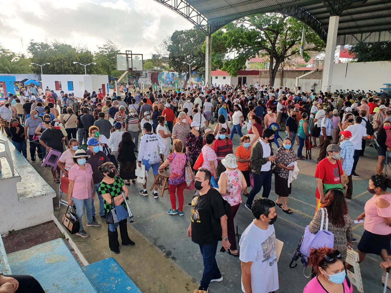 Adultos mayores en busca de vacuna, violan la sana distancia en Chetumal