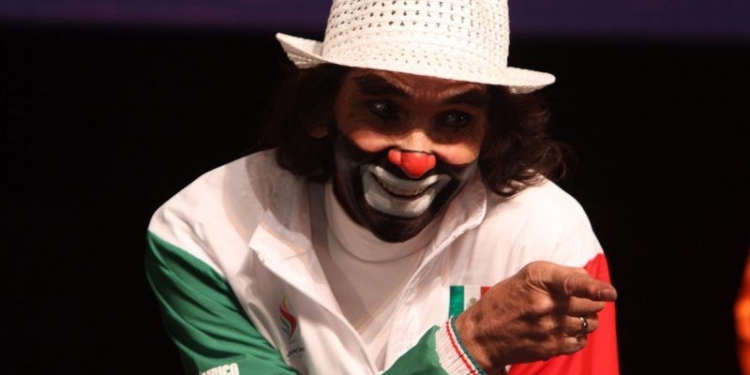 MÉXICO, D.F., 10MARZO2015.- Cepillín celebra 45 años de trayectoria, compartiendo el escenario del teatro Blanquita a lado de sus dos hijos interpretando a Franky y Cepi. Prometen un espectáculo interactivo, en el cual los niños podrán formar parte del show. Cepillín interpretará sus grandes éxitos. En conferencia Cepillín mencionó que fue un error el quitar los animales de los circos, ya que le quitaron el empleo a más de 50 mil personas y una mejor solución sería regular el trato de los animales en los circos.
FOTO: ISABEL MATEOS /CUARTOSCURO.COM
