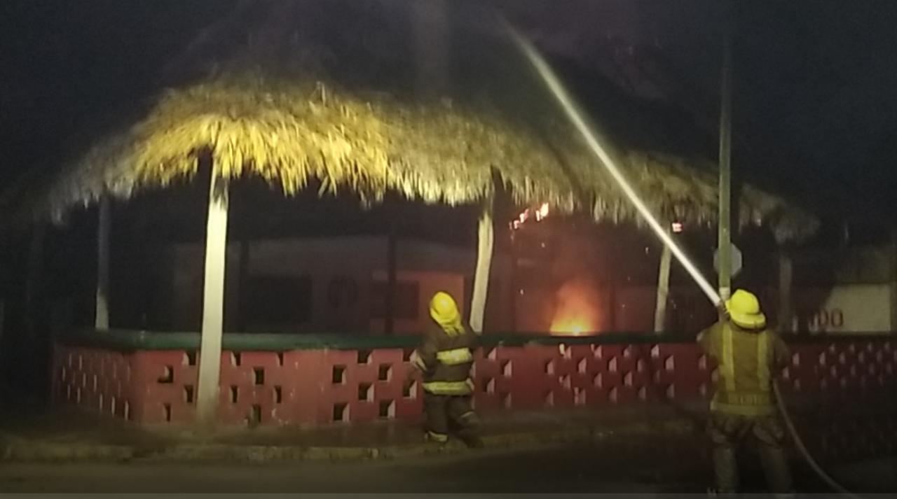 Cortocircuito, causa  incendio de la Palapa en JMM